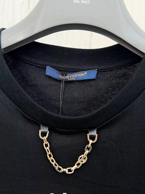 ルイヴィトン 胸にチェーンロゴプリント半袖Tシャツ