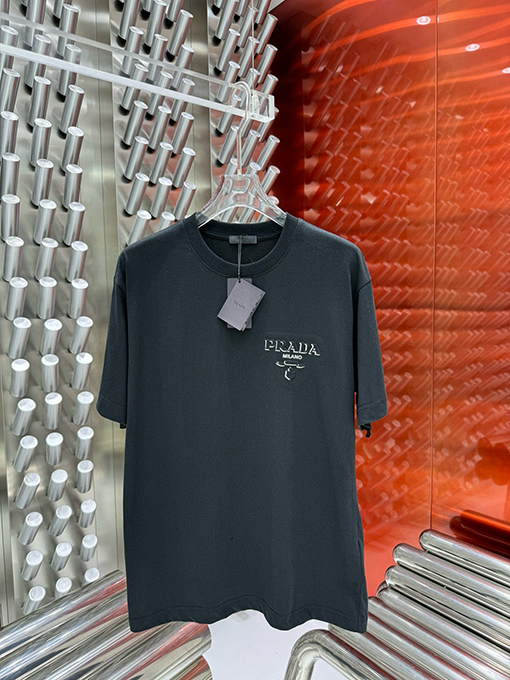 プラダ レザーロゴフォームラウンドネック半袖Tシャツ