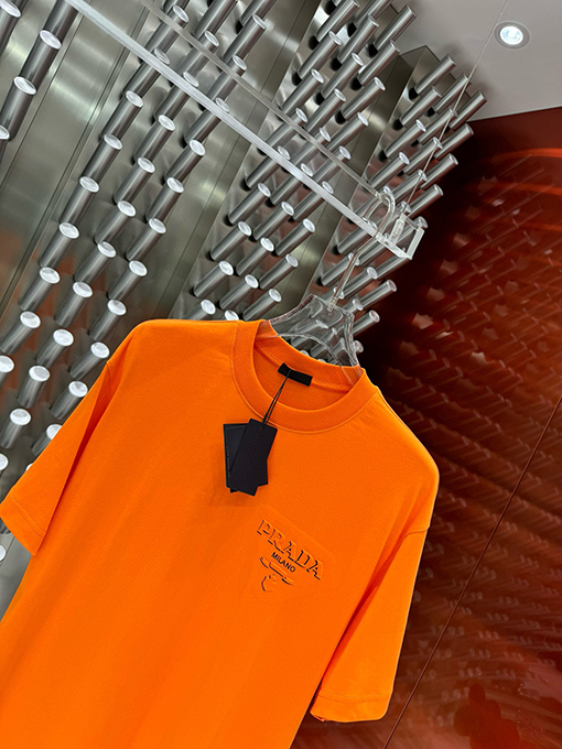 プラダ レザーロゴフォームラウンドネック半袖Tシャツ