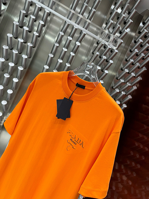 プラダ レザーロゴフォームラウンドネック半袖Tシャツ