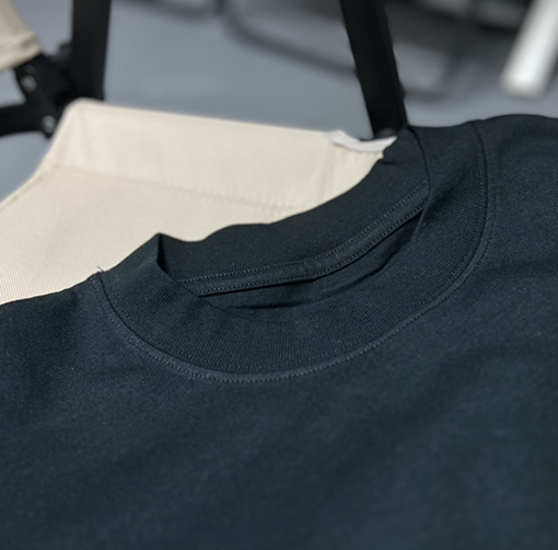 アレキサンダーワン モザイクレタープリント半袖Tシャツ
