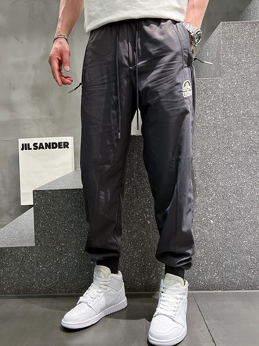 ルイヴィトン シンプルでスタイリッシュなパンツ