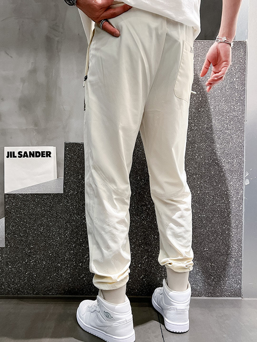 ルイヴィトン シンプルでスタイリッシュなパンツ