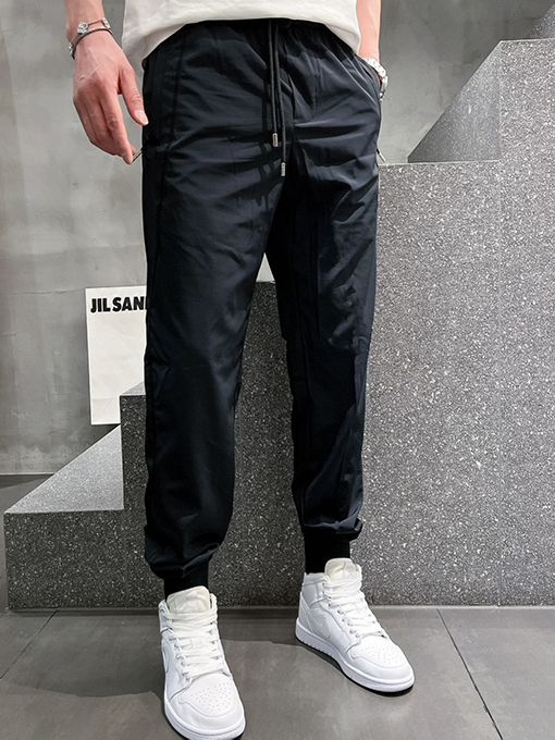 ルイヴィトン シンプルでスタイリッシュなパンツ