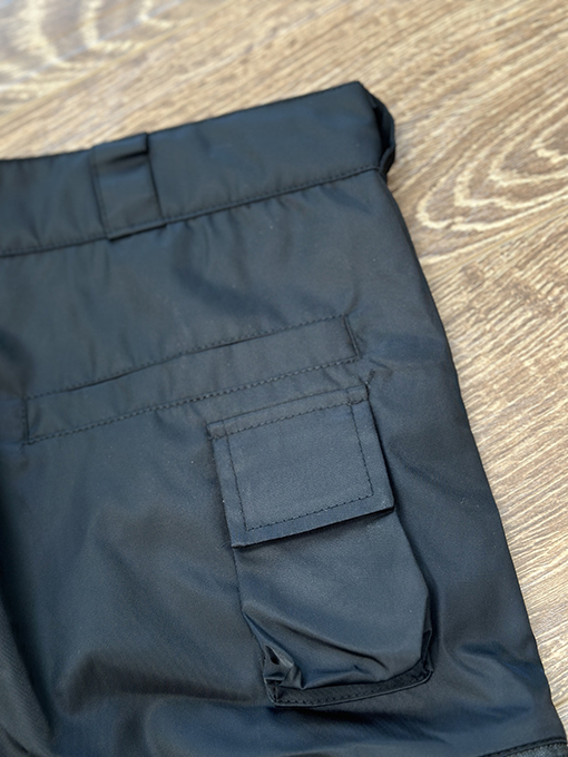 プラダ  新しいマルチポケットパンツ