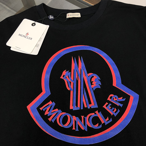 モンクレールスーパーコピー 象徴的なロゴエレメントプリント半袖Tシャツ
