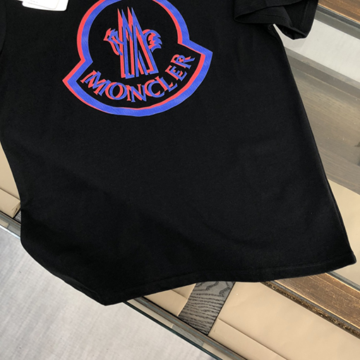 モンクレールスーパーコピー 象徴的なロゴエレメントプリント半袖Tシャツ