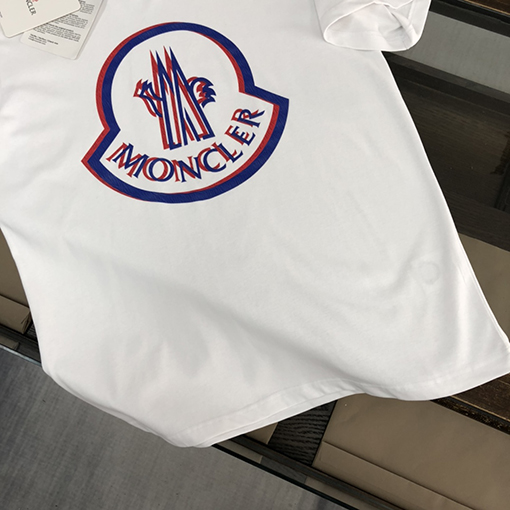 モンクレールスーパーコピー 象徴的なロゴエレメントプリント半袖Tシャツ