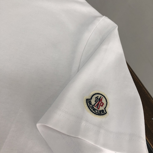 モンクレールコピー 三つのマークが揃った半袖丸首Tシャツ