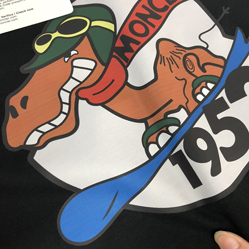 モンクレールコピー 三つのマークが揃った半袖丸首Tシャツ