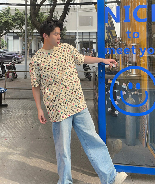 ルイヴィトンコピー  子犬フルプリントロゴプリント半袖Tシャツ