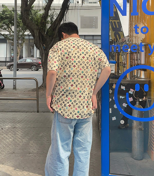 ルイヴィトンコピー  子犬フルプリントロゴプリント半袖Tシャツ