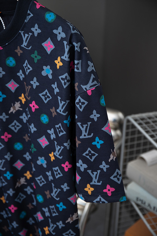 ルイヴィトンコピー  子犬フルプリントロゴプリント半袖Tシャツ
