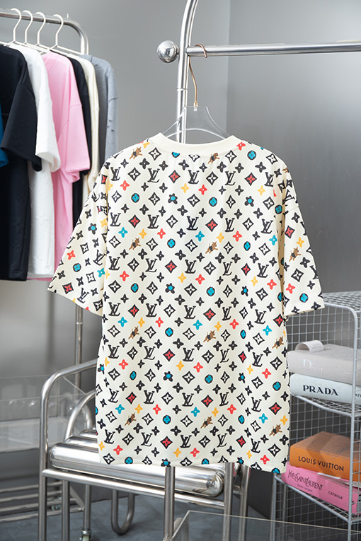 ルイヴィトンコピー  子犬フルプリントロゴプリント半袖Tシャツ