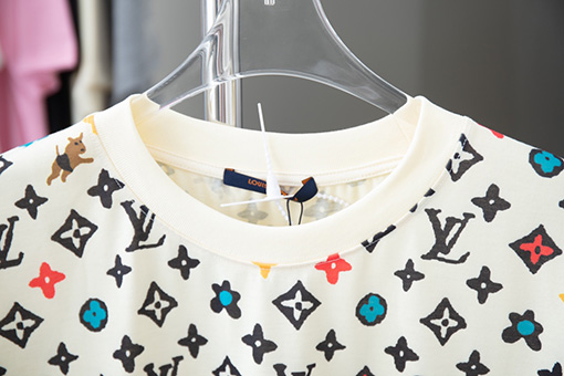 ルイヴィトンコピー  子犬フルプリントロゴプリント半袖Tシャツ