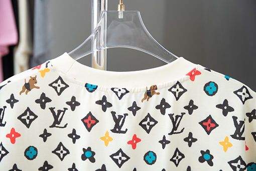 ルイヴィトンコピー  子犬フルプリントロゴプリント半袖Tシャツ