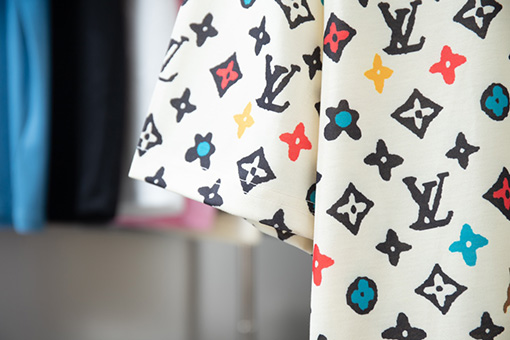 ルイヴィトンコピー  子犬フルプリントロゴプリント半袖Tシャツ