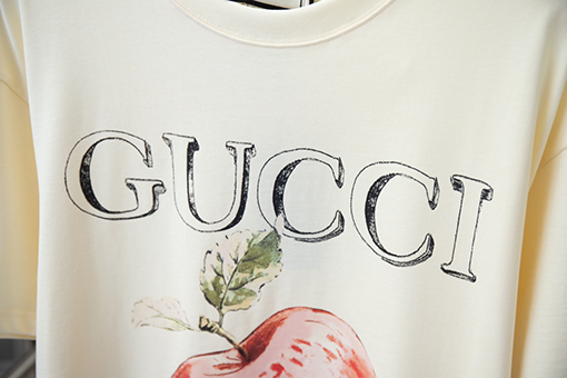 グッチ クラシックアルファベットロゴアップルプリント半袖Tシャツ