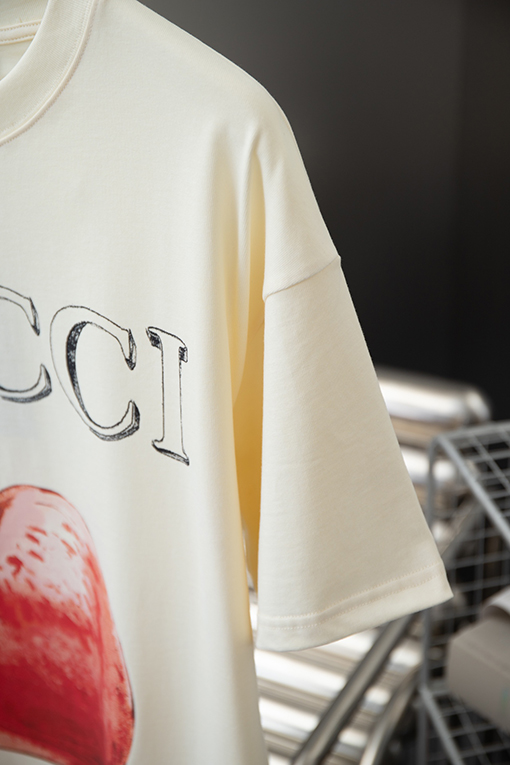 グッチ クラシックアルファベットロゴアップルプリント半袖Tシャツ