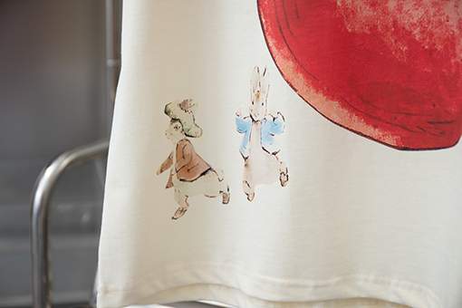 グッチ  クラシックアルファベットロゴアップルプリント半袖Tシャツ