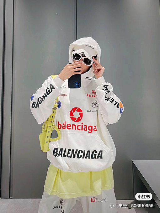 バレンシアガ 新しいBLNCGマルチロゴパターンパーカー