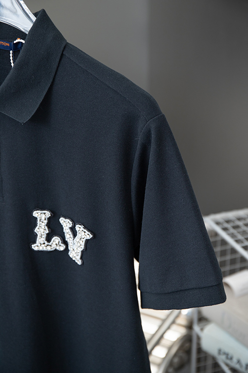 ルイヴィトン   胸と背中の1 Vステッカー刺繍ラインストーン半袖Tシャツ