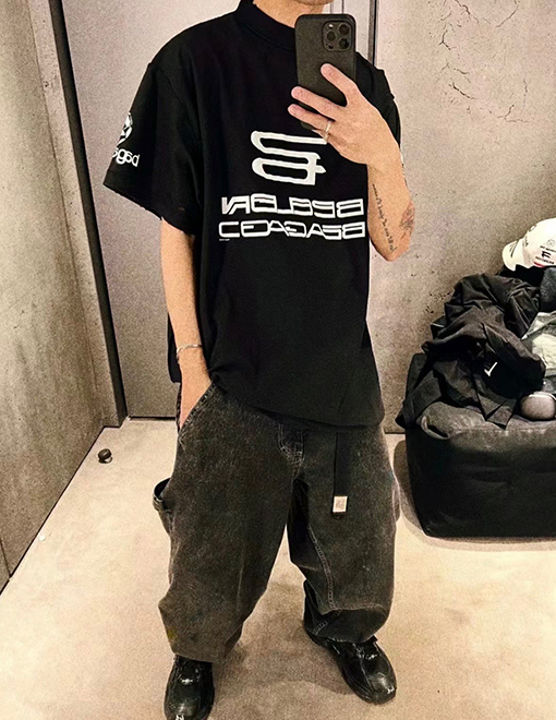 バレンシアガ フルロゴバック 穴プリント半袖Tシャツ