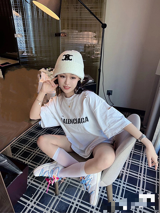 バレンシアガ  前のパリのアルファベットアートの穴の開いた半袖Tシャツ
