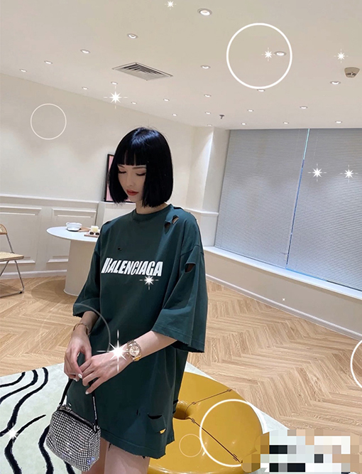 バレンシアガ  前のパリのアルファベットアートの穴の開いた半袖Tシャツ