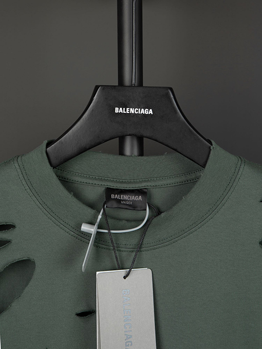 バレンシアガ  前のパリのアルファベットアートの穴の開いた半袖Tシャツ