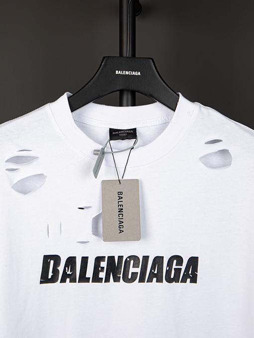バレンシアガ  前のパリのアルファベットアートの穴の開いた半袖Tシャツ
