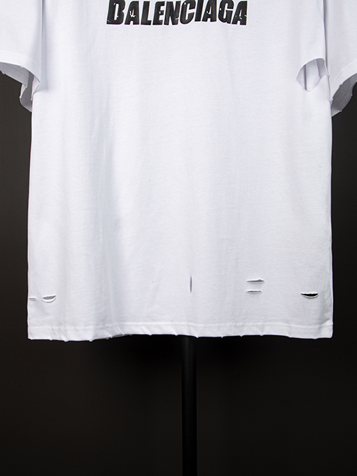 バレンシアガ  前のパリのアルファベットアートの穴の開いた半袖Tシャツ