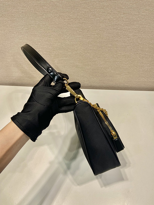 プラダ  アーチ型のボディデザインシンプルなハンドバッグ