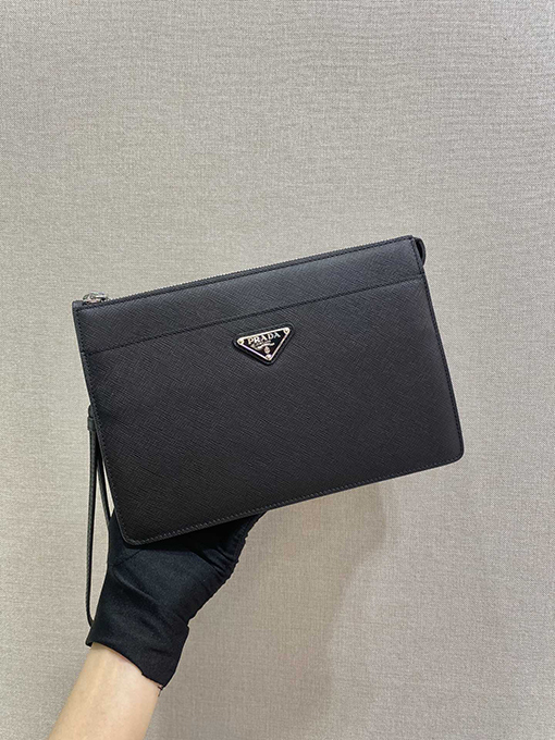 プラダスーパーコピー ロゴが特徴のメンズハンドバッグ