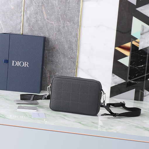 ディオール Christian Dior Atelierのロゴがあしらわれたショルダーバッグ