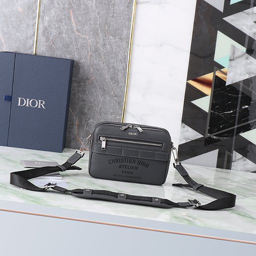 ディオール Christian Dior Atelierのロゴがあしらわれたショルダーバッグ