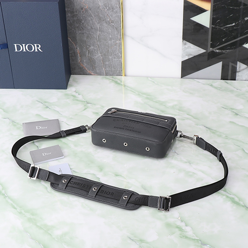 ディオール Christian Dior Atelierのロゴがあしらわれたショルダーバッグ