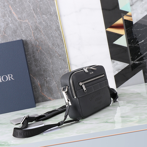 ディオール Christian Dior Atelierのロゴがあしらわれたショルダーバッグ