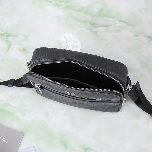 ディオール Christian Dior Atelierのロゴがあしらわれたショルダーバッグ