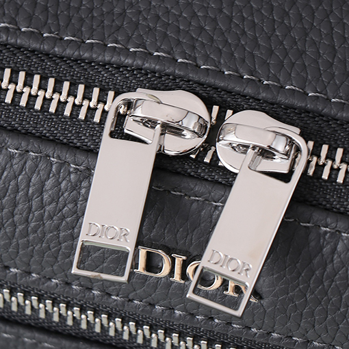 ディオール Christian Dior Atelierのロゴがあしらわれたショルダーバッグ