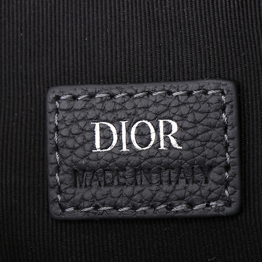ディオール Christian Dior Atelierのロゴがあしらわれたショルダーバッグ
