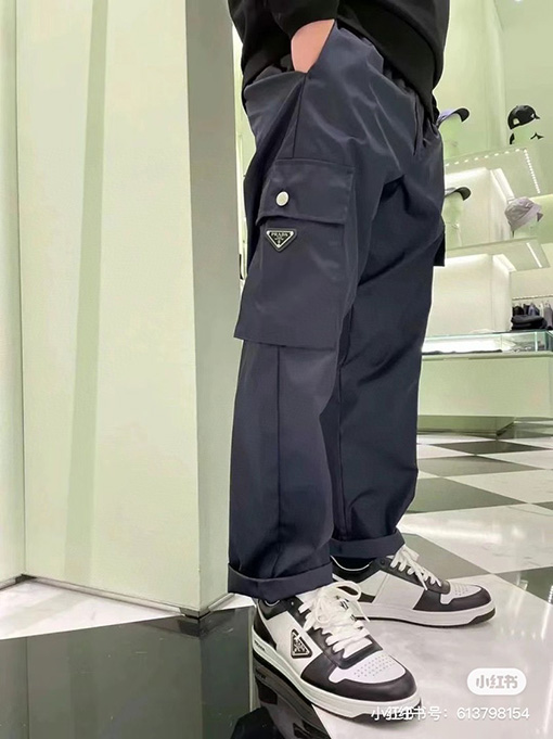 プラダスーパーコピー 新しい金属ロゴワークパンツ