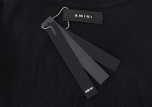 アミリ ハイストリートスタイルとクラシックなクルーネックTシャツ