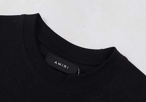 アミリ ハイストリートスタイルとクラシックなクルーネックTシャツ