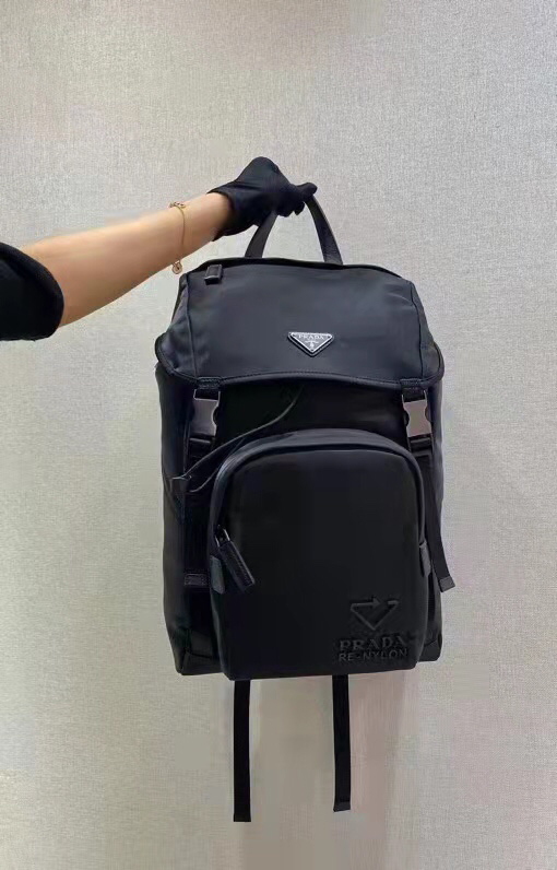 プラダコピー 金属ロゴのリュックサック
