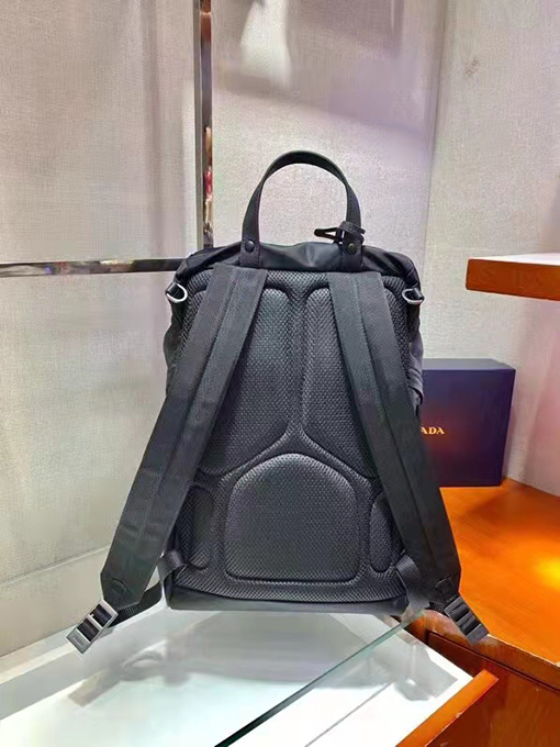 プラダコピー 金属ロゴのリュックサック
