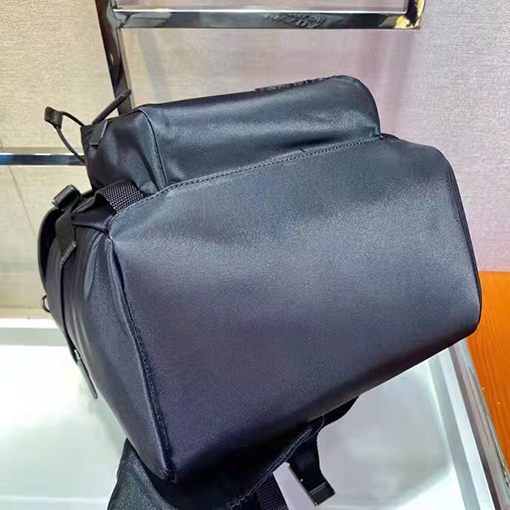 プラダコピー 金属ロゴのリュックサック