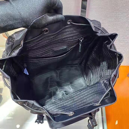プラダコピー 金属ロゴのリュックサック