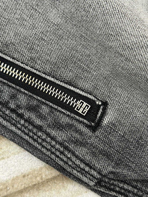 ジバンシイ 穴の開いたジッパーストレートジーンズ