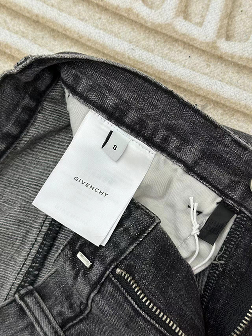 ジバンシイ 穴の開いたジッパーストレートジーンズ